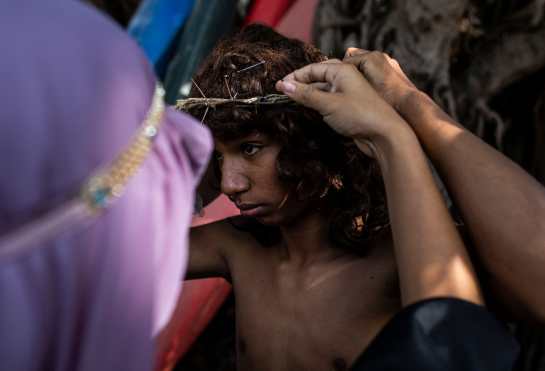 Un niño se prepara para la recreación acuática del Vía Crucis en el lago Cocibolca, o lago de Nicaragua, en Granada, a unos 48 km al sureste de Managua. (Foto Prensa Libre: AFP)