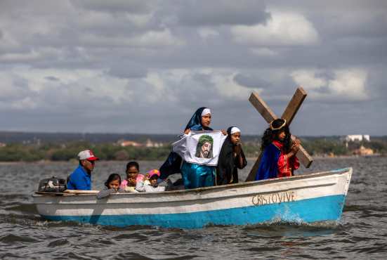 Los fieles católicos participan en la recreación acuática del Viacrucis en el lago Cocibolca, o lago de Nicaragua. (Foto Prensa Libre: AFP)