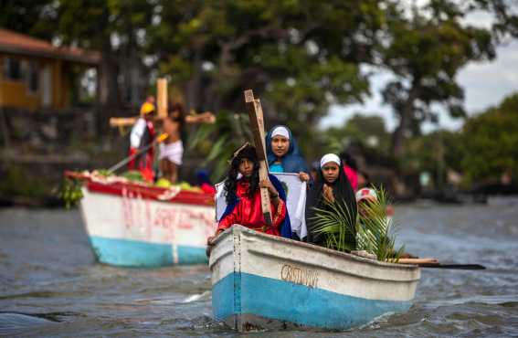 Feligreses recorrieron el Gran Lago de Nicaragua o Cocibolca durante el denominado viacrucis acuático. (Foto Prensa Libre: AFP)