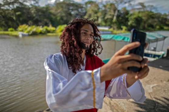 Un joven católico se hace una selfie disfrazado de Jesucristo antes de participar en la recreación acuática del Vía Crucis en el lago Cocibolca, o lago de Nicaragua, en Granada. (Foto Prensa Libre: AFP)
