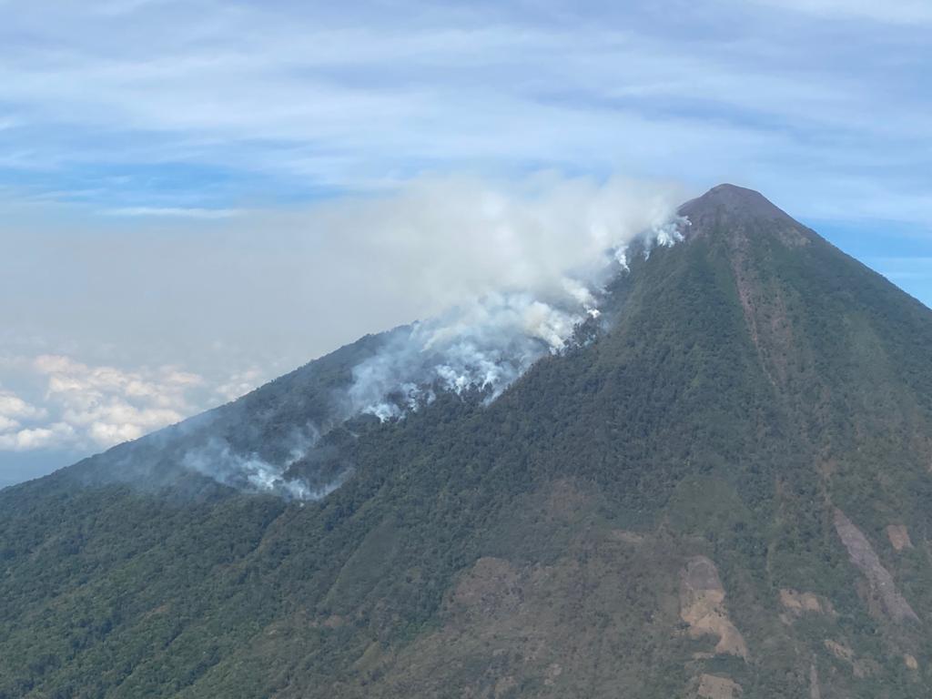 Imágenes: incendio forestal avanza incontenible en el volcán Atitlán mientras socorristas luchan contra el fuego