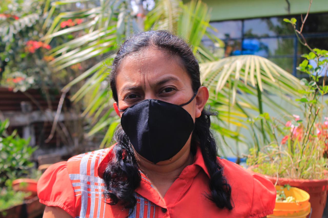 Gema Pineda está en constante comunicación con la Conred y aldeas cercanas ante alguna eventualidad con el Volcán de Pacaya. (Fotografía Prensa Libre: Elmer Vargas). 