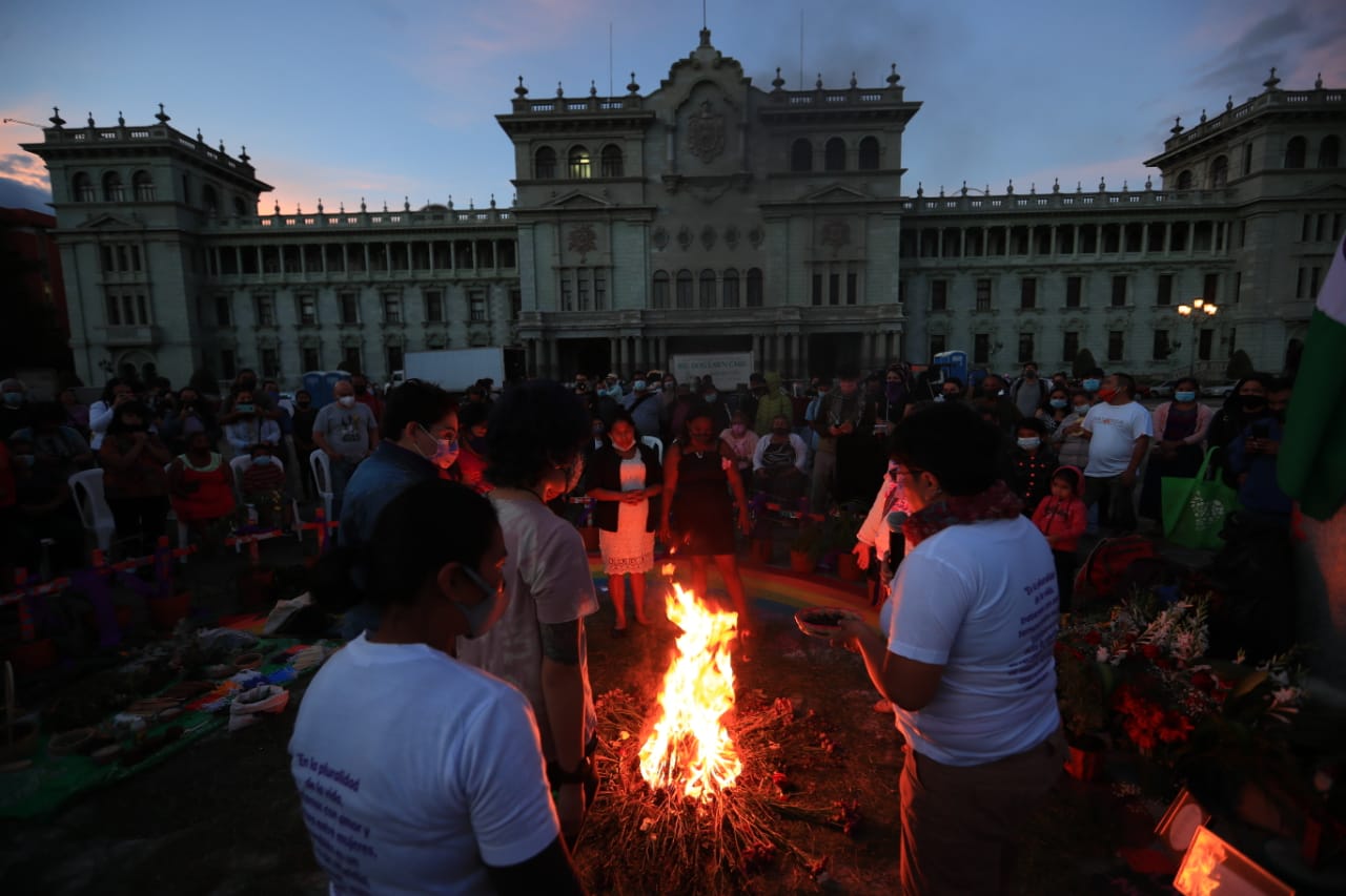 Ceremonia maya para recordar a las niñas que murieron en un incendio en el Hogar Seguro Virgen de la Asunción, que, además, es parte de los eventos para conmemorar el Día Internacional de la Mujer. (Foto Prensa Libre: Carlos Hernández Ovalle)