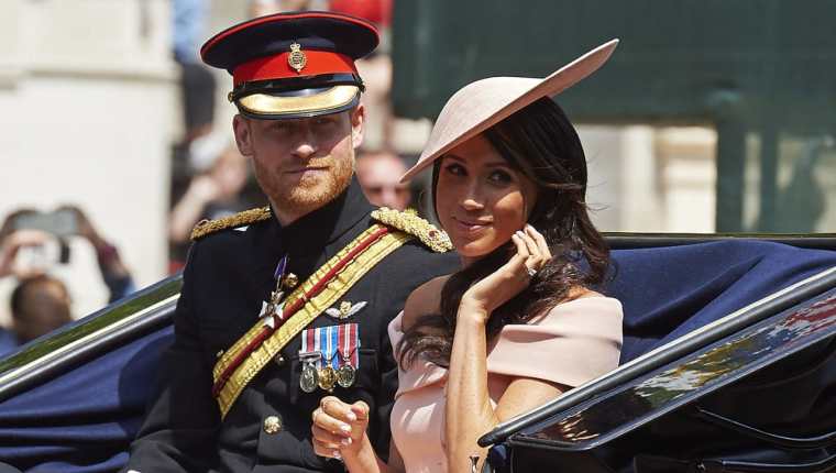 Meghan Markle y su esposo el príncipe Enrique brindaron una entrevista y revelaron interioridades de la familia real (Foto Prensa Libre: AFP)