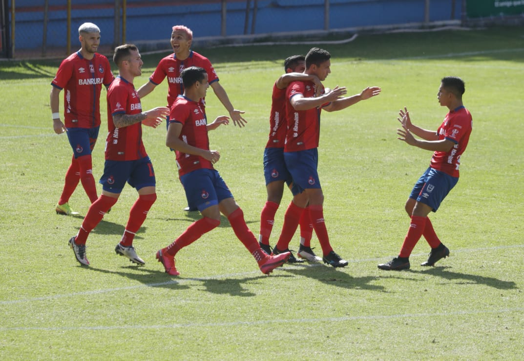 Los jugadores de Municipal festejan el gol de Carlos Gallardo en la victoria contra Cobán Imperial. (Foto Prensa Libre: Esbin García).