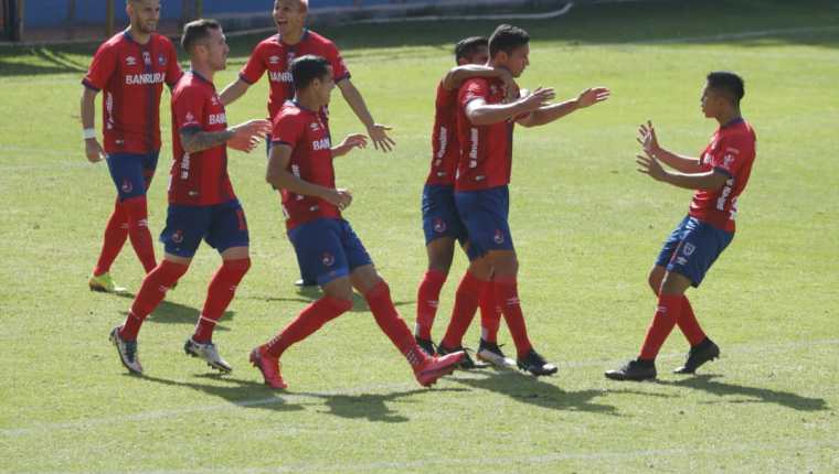 Los jugadores de Municipal festejan el gol de Carlos Gallardo en la victoria contra Cobán Imperial. (Foto Prensa Libre: Esbin García).