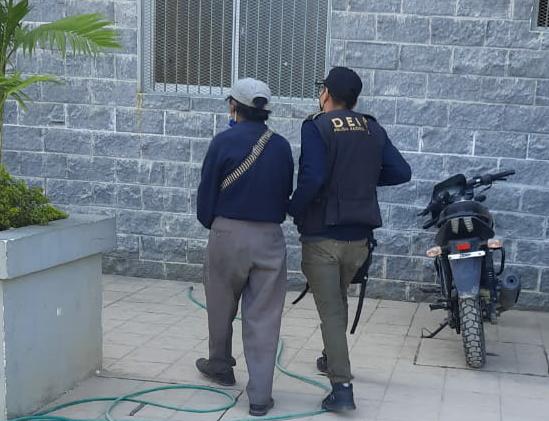 El hombre de 68 años fue trasladado a un juzgado. Foto Prensa Libre: PNC. 