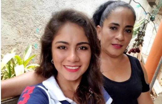 Yesenia Magali Melendrez Cardona (i) y su madre Berlín Cardona. (Foto Prensa Libre: EFE)