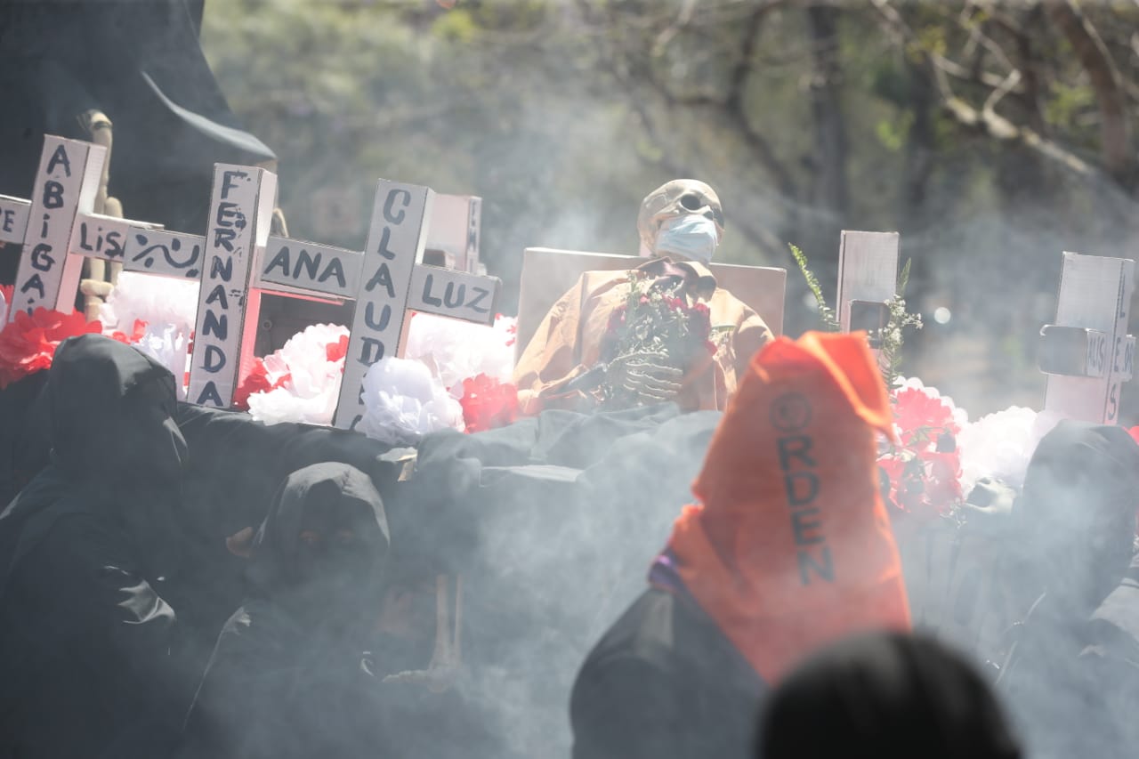 Debido a la pandemia de Coronavirus no hubo desfile bufo de la Huelga de Dolores, pero algunos estudiantes recorrieron el campus universitario. (Foto Prensa Libre: Érick Ávila Solís)   