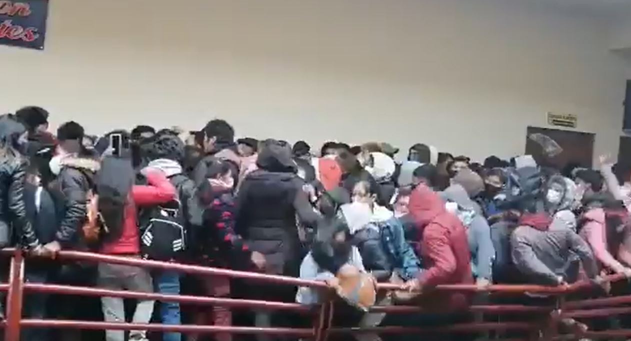 Tragedia en Bolivia: varios estudiantes mueren al caer desde cuarto piso al  romperse baranda durante asamblea – Prensa Libre