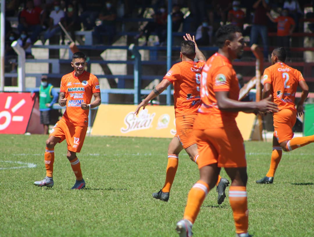 Los jugadores de Achuapa festejan uno de los goles de Nicolás Martínez contra Sacachispas. (Foto Luis Martínez).
