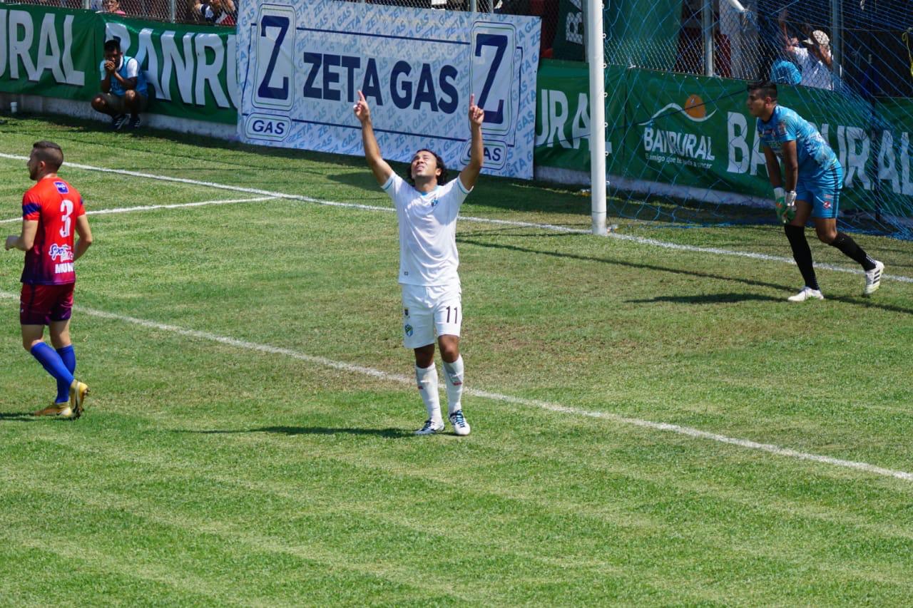 Agustín Herrera festeja el gol del 3-3 en Iztapa. (Foto Prensa Libre: Cortesía Byron Mendoza)