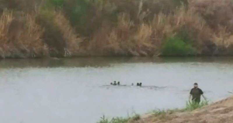 Dos migrantes se ahogaron en el Río Grande, Laredo, Texas, Estados Unidos, ante la mirada de la Patrulla Fronteriza. (Foto Prensa Libre: Captura de video)