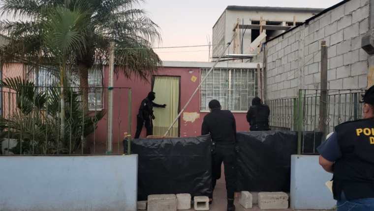 Autoridades durante uno de los allanamientos que realizó para detener a cuatro integrantes de la "Banda los falsos perfiles". (Foto Prensa Libre: MP)