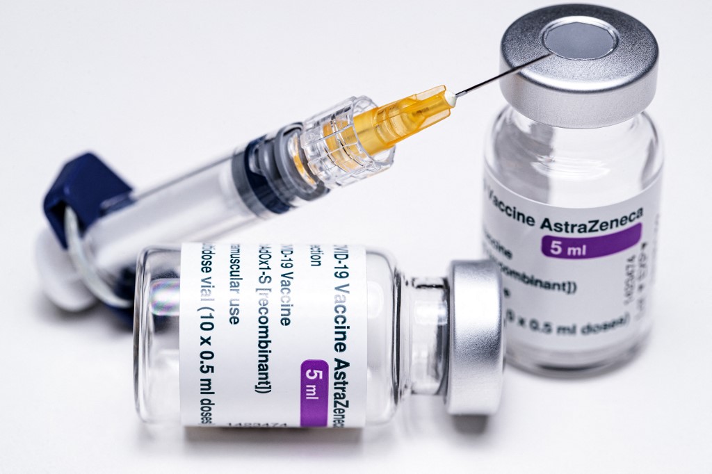 OMS dice que los países deben seguir usando la vacuna de AstraZeneca por ahora. (Foto Prensa Libre: AFP)