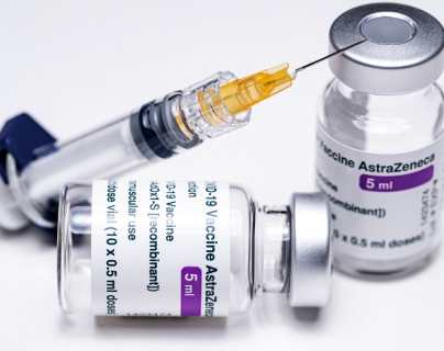 Vacuna de AstraZeneca no tiene relación con trombos, asegura responsable de Oxford