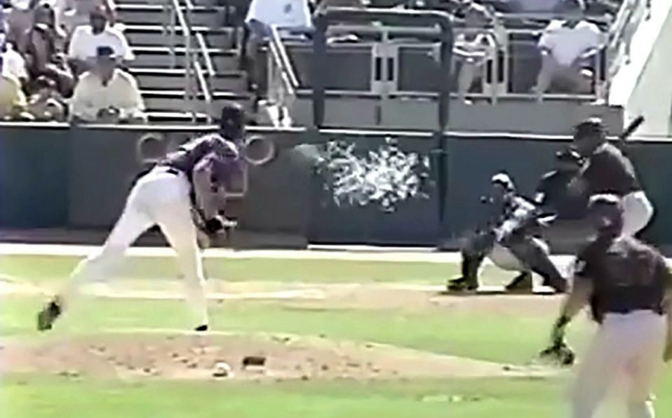 Hace 20 años el pitcher Randy Johnson mató a una paloma durante un lanzamiento. Foto Prensa Libre: Captura de pantalla. 
