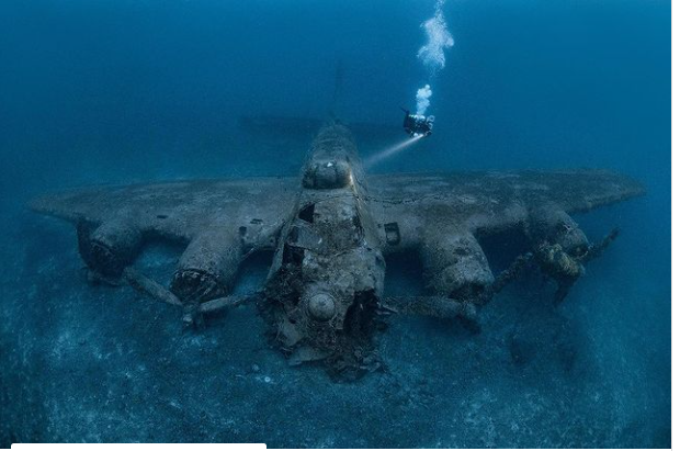 El buzo se dedica a encontrar aeronaves en el fondo de las profundidades. Fotografía: Milenio. 