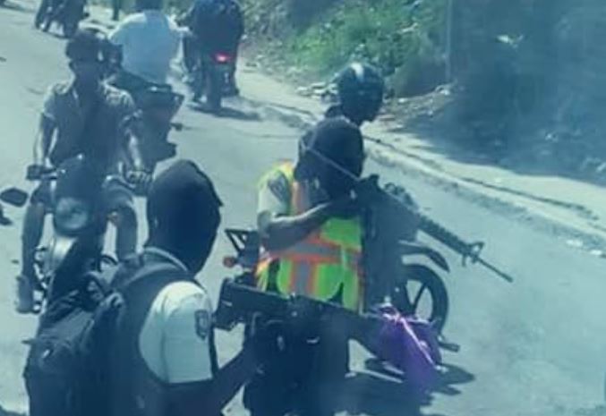 Con armas en mano: las imágenes del momento cuando la Selección de Belice fue detenida por un grupo armado en Haití