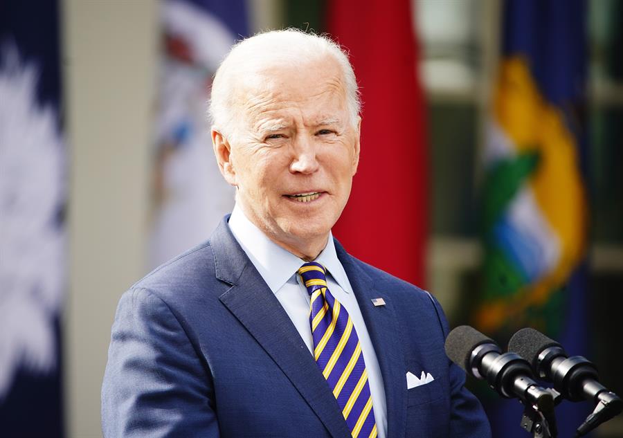 Joe Biden, dijo que el próximo 21 de marzo habrá cumplido la promesa que hizo durante la campaña electoral de administrar 100 millones de dosis de la vacuna contra el covid-19 en sus 100 primeros días. (Foto Prensa Libre: EFE)
