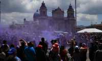 Participantes lanzan humo en el Parque Centenario. (Foto Prensa Libre: Carlos Hernández)