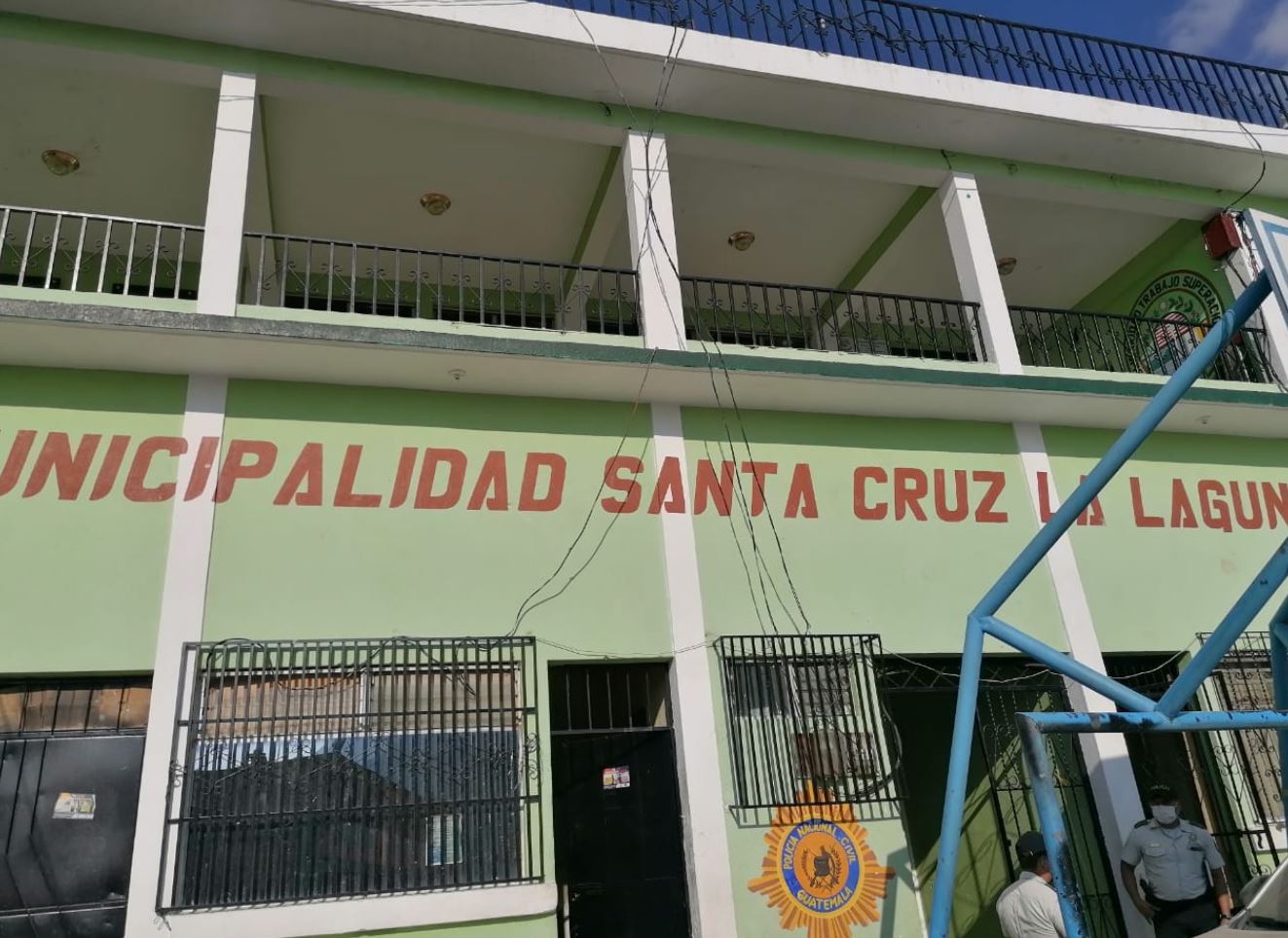 Municipalidad de Santa Cruz La Laguna, Sololá, en donde se lleva a cabo un cateo de la Feci. (Foto Prensa Libre: MP)