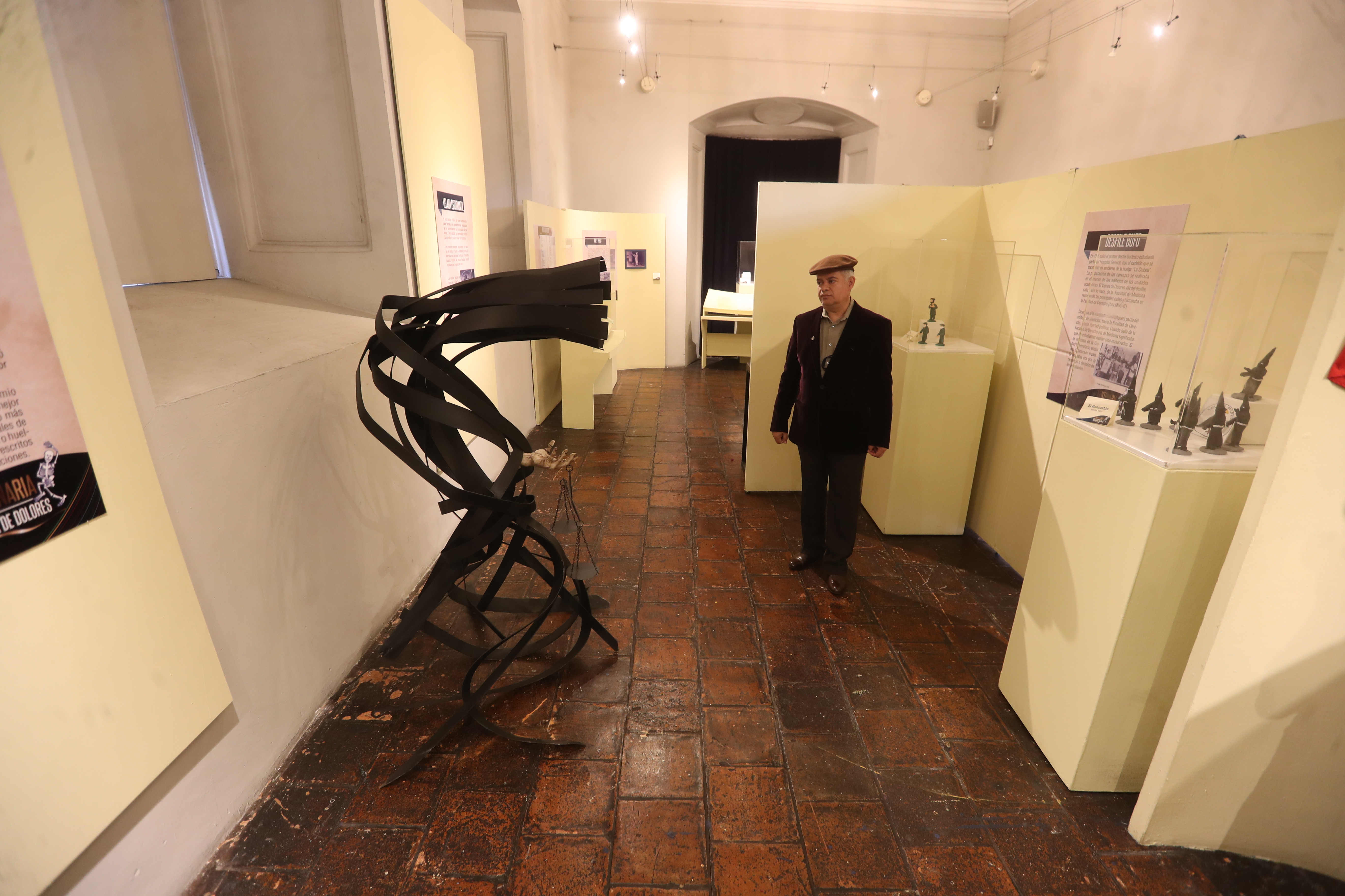 El historiador Mynor Carrera en un recorrido por la muestra dedicada a los 100 años de La Chabela, símbolo de la Huelga de Dolores y de los sancarlistas.  (Foto Prensa Libre. Erick Ávila)