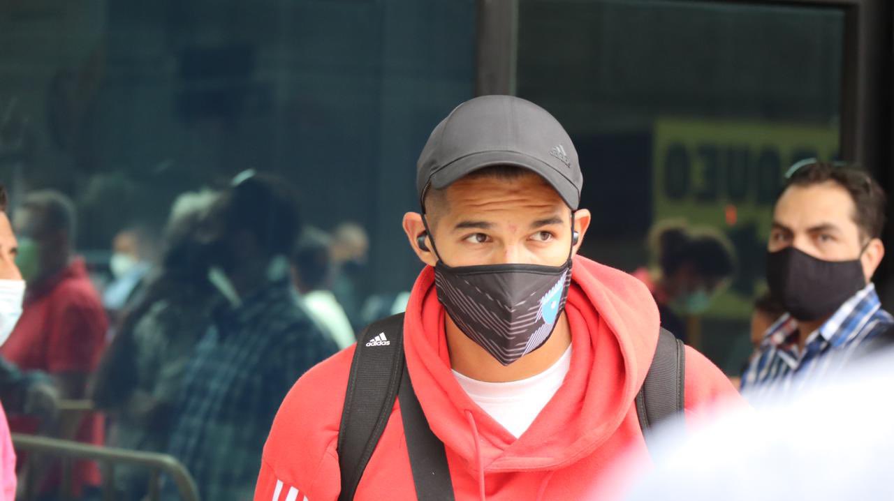 Jesús López en el momento que arriba al país para integrarse a la Selección de Guatemala. (Foto @AndresNadf).