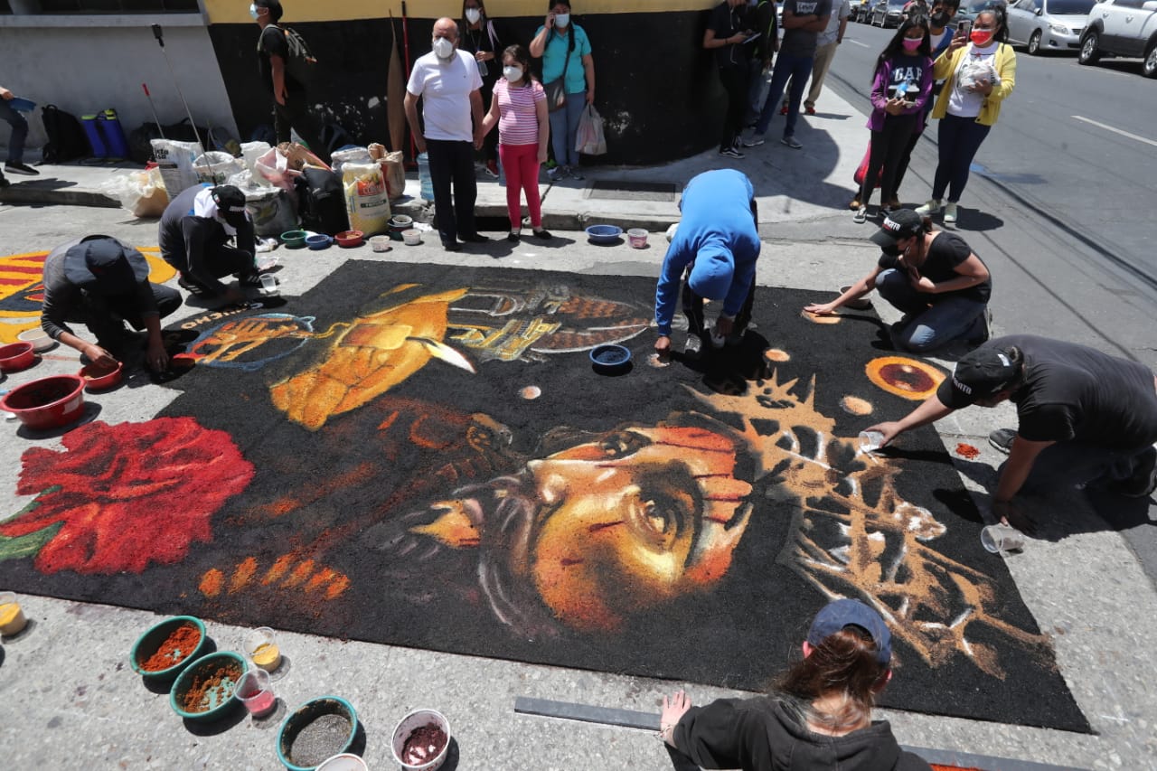 Colectivo Chucho Callejero elaboró alfombra en la zona 1 de la capital. (Foto Prensa Libre: Érick Ávila)