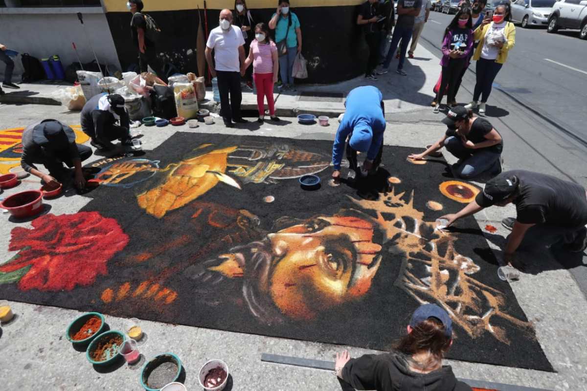 Los colores y el mensaje de Martes Santo: colectivo Chucho Callejero elabora alfombra en Centro Histórico