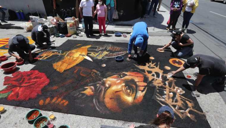 Colectivo Chucho Callejero elaboró alfombra en la zona 1 de la capital. (Foto Prensa Libre: Érick Ávila)