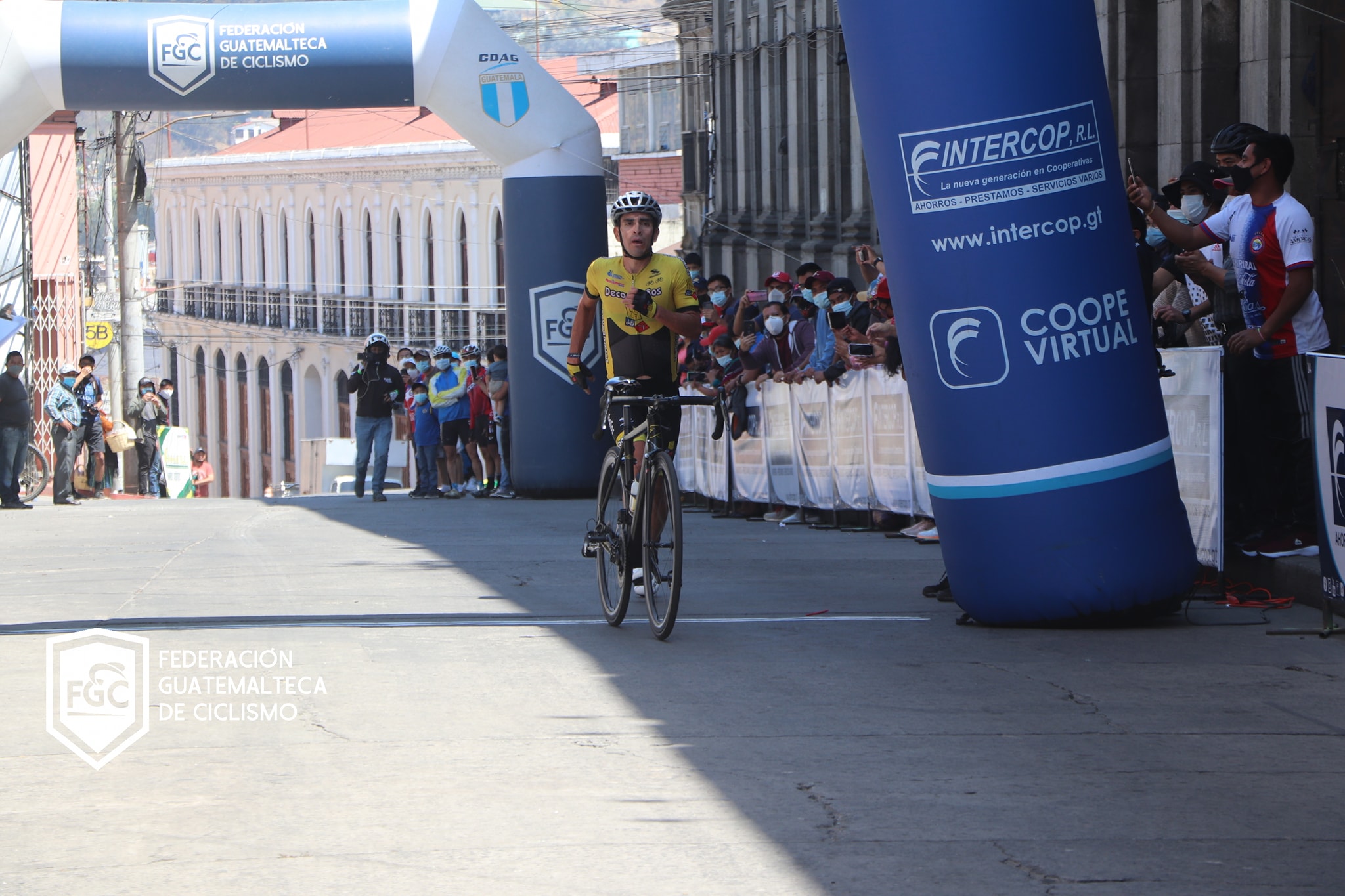 Manuel Rodas ingresó a la meta en Quetzaltenango en el segundo lugar empujando su bicicleta. (Foto Federación de Ciclismo).