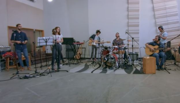 Investigadores uruguayos imaginan un mundo vacunado a ritmo de John Lennon. (Foto Prensa Libre: Tomada de YouTube/Institut Pasteur de Montevideo)