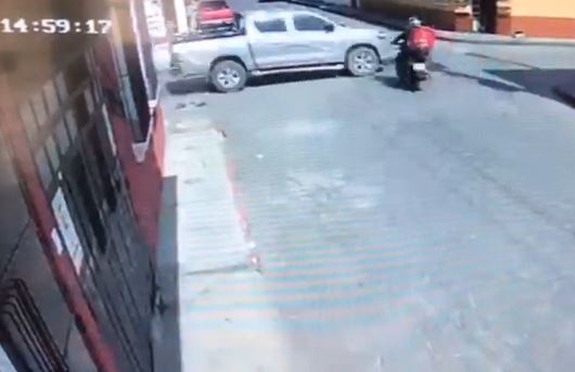 Momento del impacto de un motorista contra un picop. 