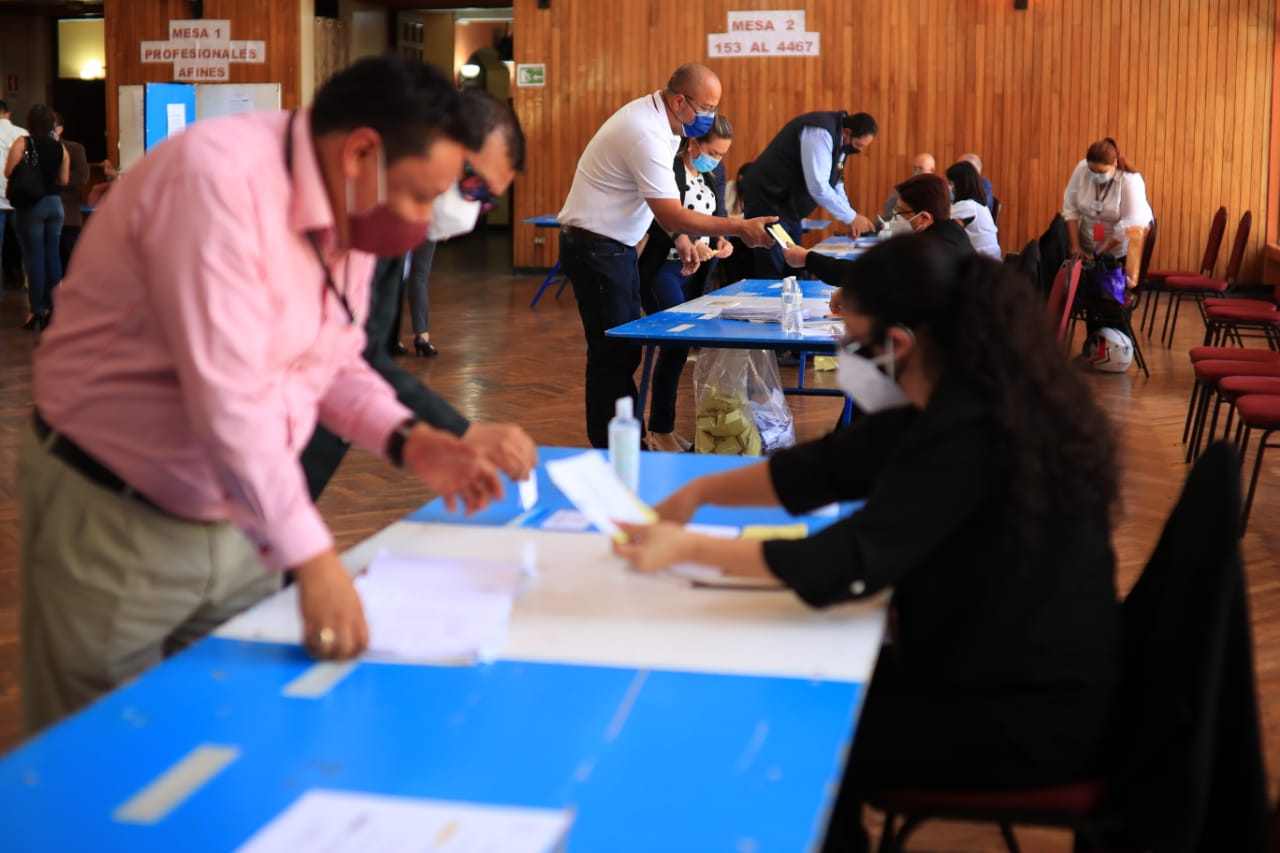 Abogados votan en la segunda vuelta de la elección para magistrados de la CC. (Foto: Carlos Hernández)
