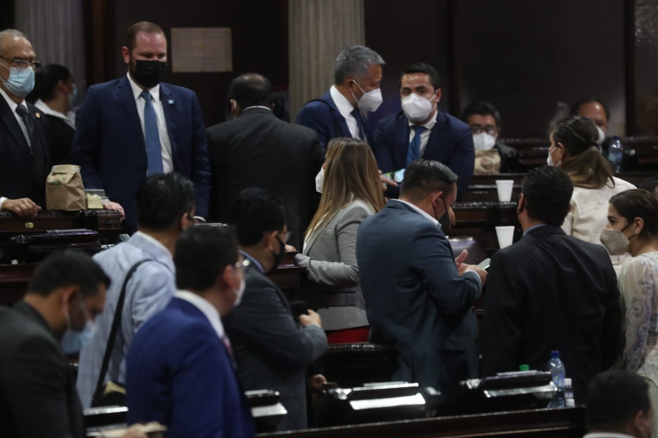 Diputados se despiden antes de tomar el asueto de Semana Santa. (Foto: Érick Ávila)