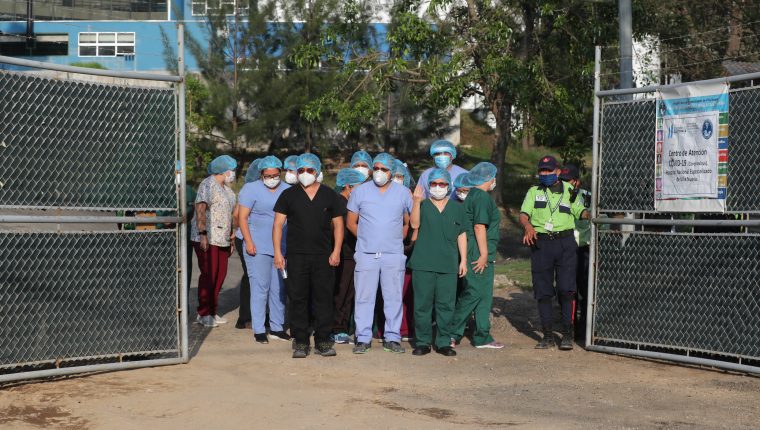 Médicos del hospital de Villa Nueva, especializado para atender pacientes graves de covid-19. (Foto: Hemeroteca PL)