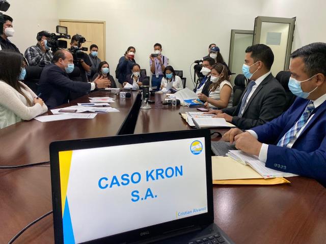 Funcionarios acuden a citación de diputado Cristian Álvarez. (Foto: CREO)