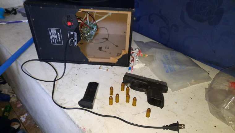 Una de las armas de fuego escondidas dentro de una bocina. (Foto: PNC)