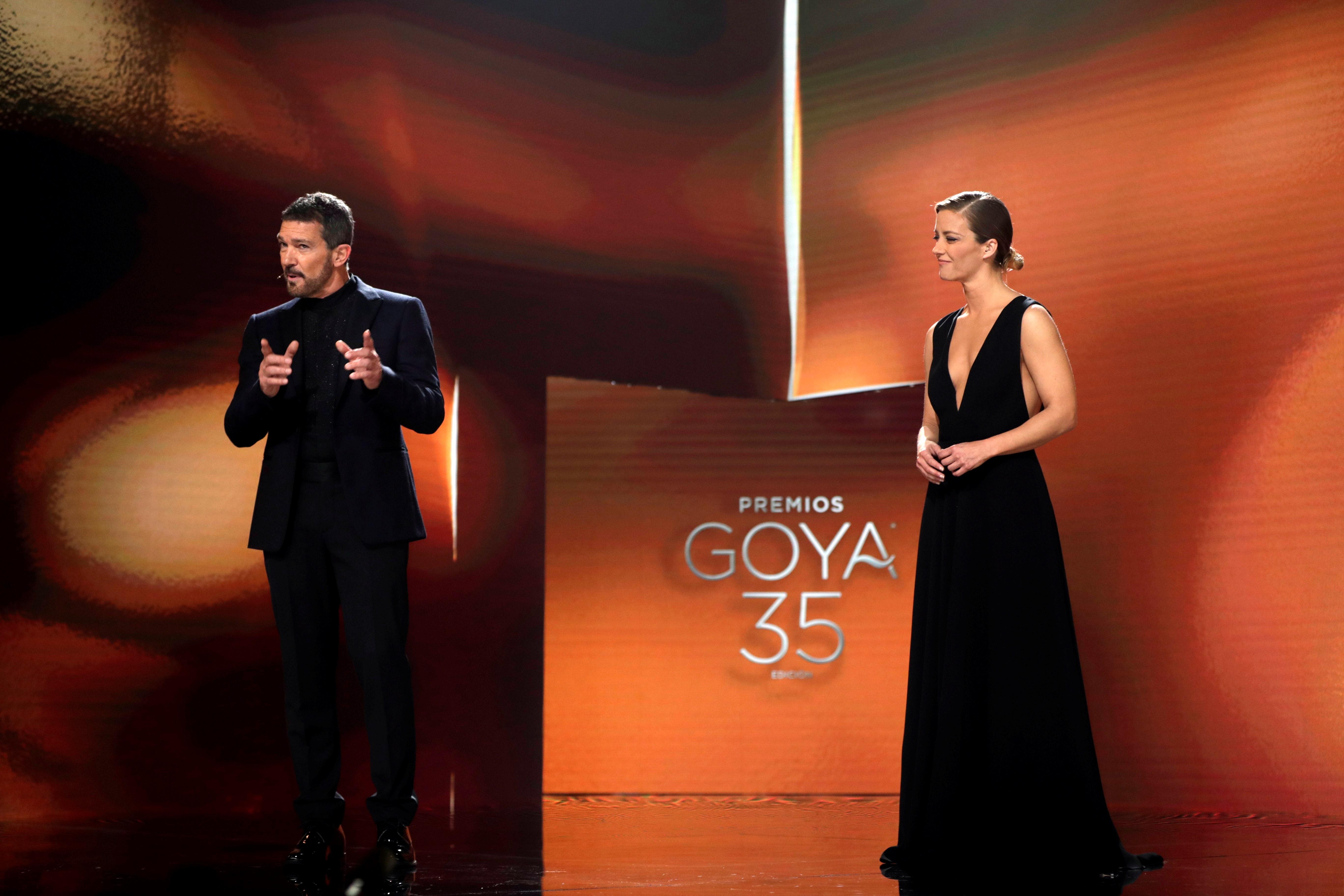  El actor Antonio Banderas y la periodista María Casado presentan la gala de la 35 edición de los Premios Goya, un homenaje para todos los que han sido afectados por la pandemia.  (Foto Prensa Libre: EFE).