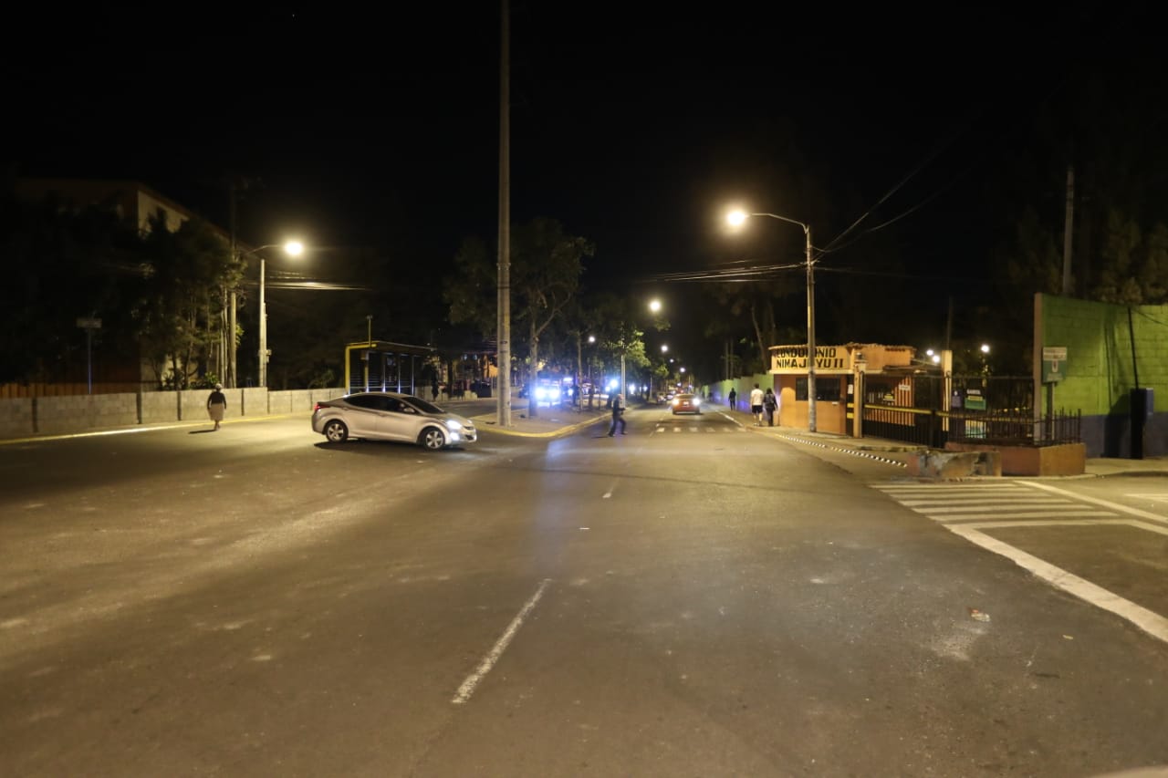 En las calles aledañas a la colonia Nimajuyú, zona 21, se vive un ambiente de tensa calma. (Foto Prensa Libre: Érick Ávila)