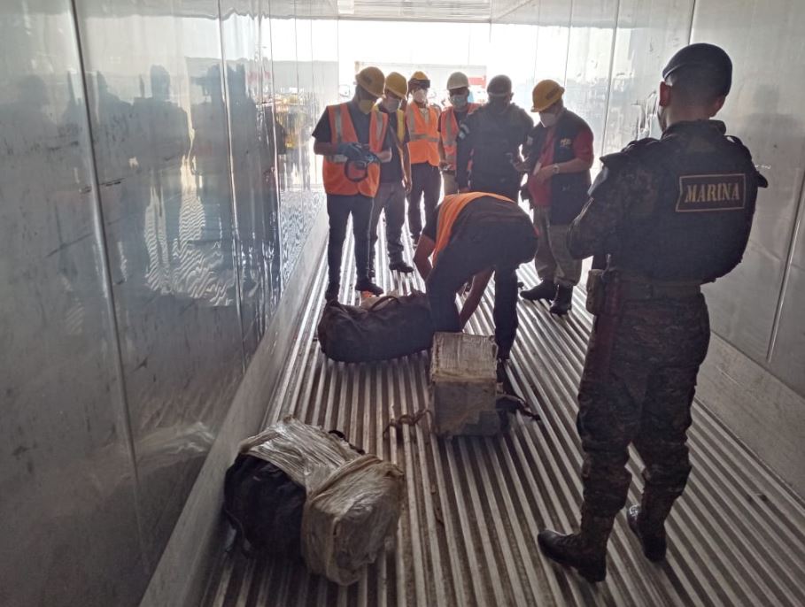 El buque de bandera de Hong Kong  CMA CGM Chochin, que venía de Colombia, atracó en Puerto Quetzal, Escuintla y en su interior se encontraron 100 paquetes de cocaína. (Foto Prensa Libre: Ejército)