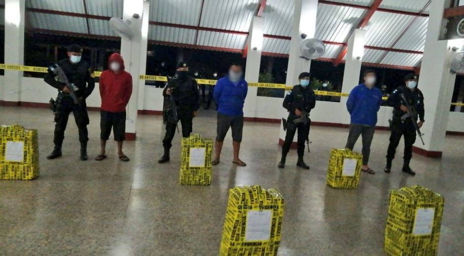 Tres personas fueron detenidas por transportar 394 paquetes con cocaína en una lancha pesquera en Puerto San José, Escuintla. (Foto Prensa Libre: MP)