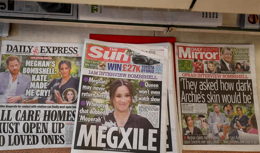 Portada de periódicos británicos que recogen la entrevista a los duques de Sussex, Harry y Meghan. (Foto Prensa Libre: EFE)