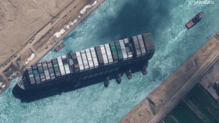 Una imagen satelital facilitada por MAXAR Technologies muestra, el buque portacontenedores Ever Given después de haber sido alejado de la orilla oriental del canal y remolcadores que intentan reposicionar el barco, en el Canal de Suez. (Foto Prensa Libre: EFE)
