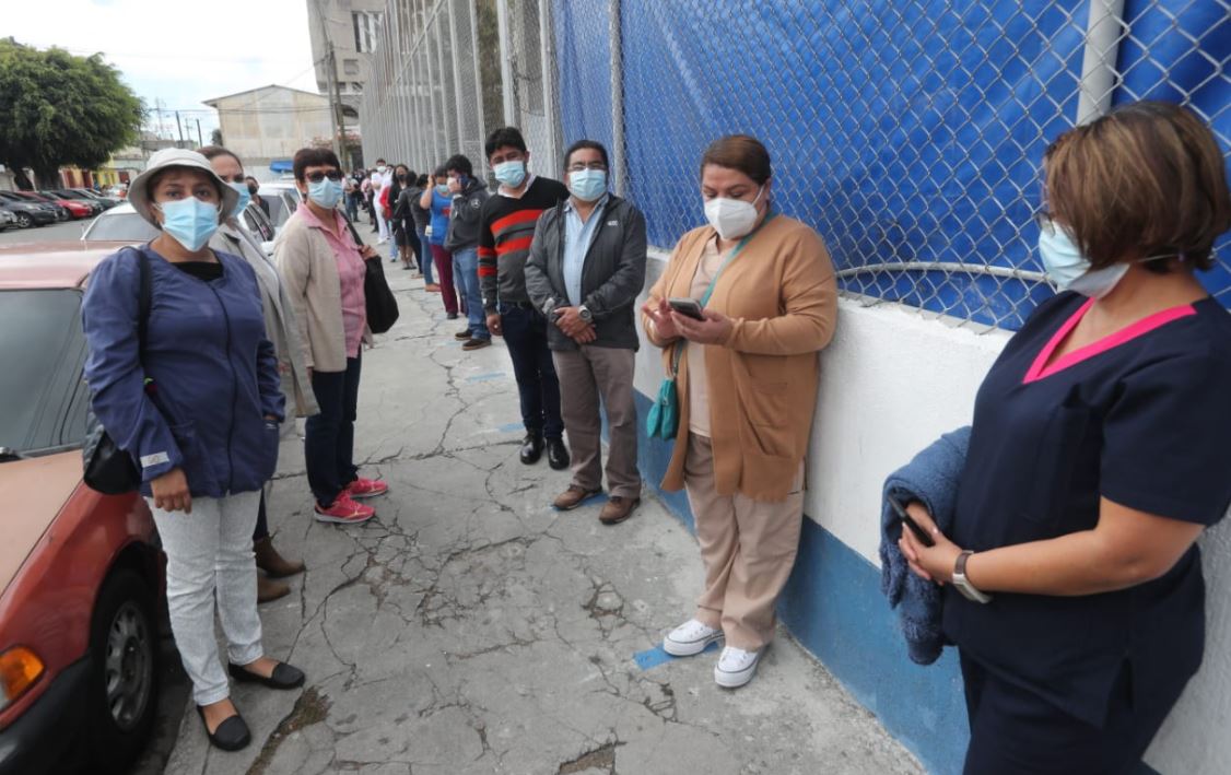 Trabajadores que no fueron tomados en cuenta para la vacunación en el Hospital Federico Mora. (Foto Prensa Libre: Érick Ávila)