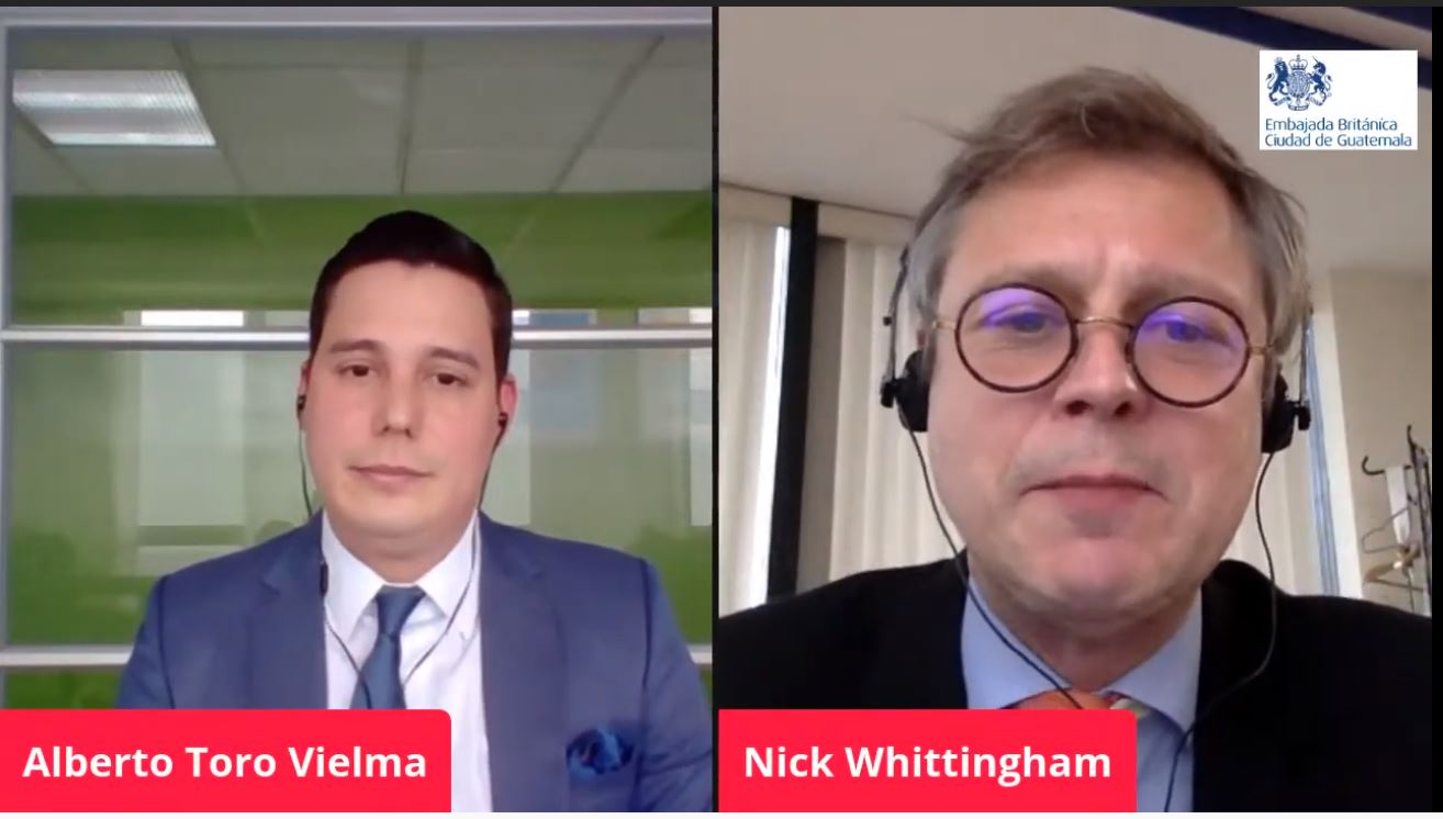 Alberto Toro Vielma, de Noticiero Guatevisión, y  Nick Whittingham, embajador del Reino Unido en Guatemala, en el foro de cierre de la campaña ambiental #CambioXelClima.