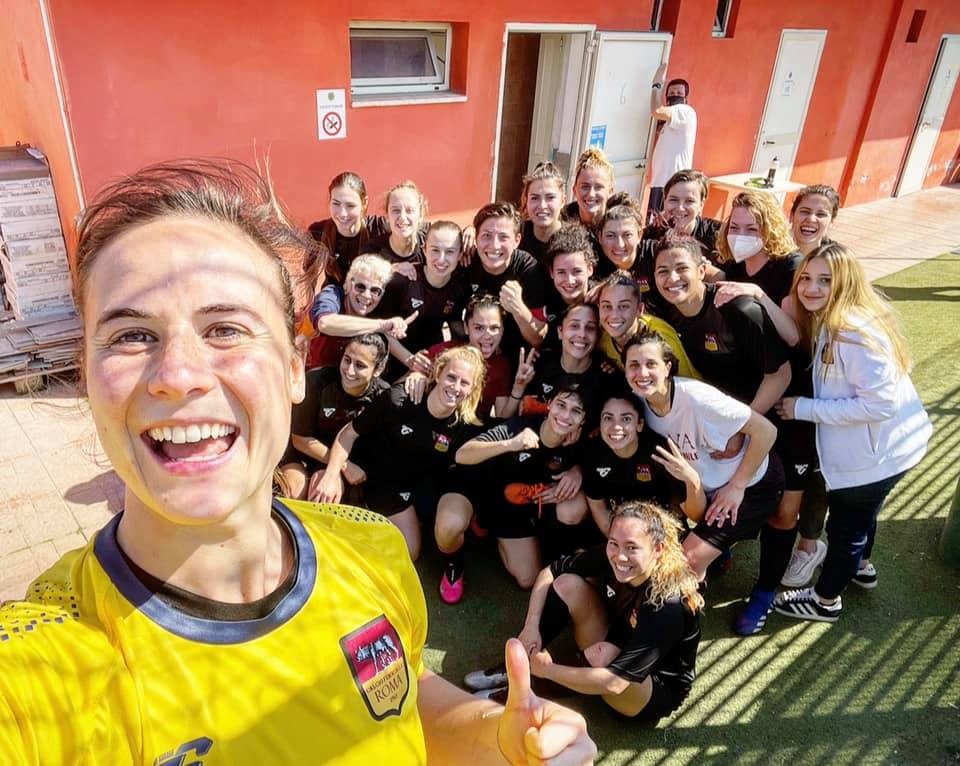 Las jugadoras de la Roma CF se tomaron la foto, ya tradicional, después del triunfo contra Vicenza. (Foto Roma Femenino).