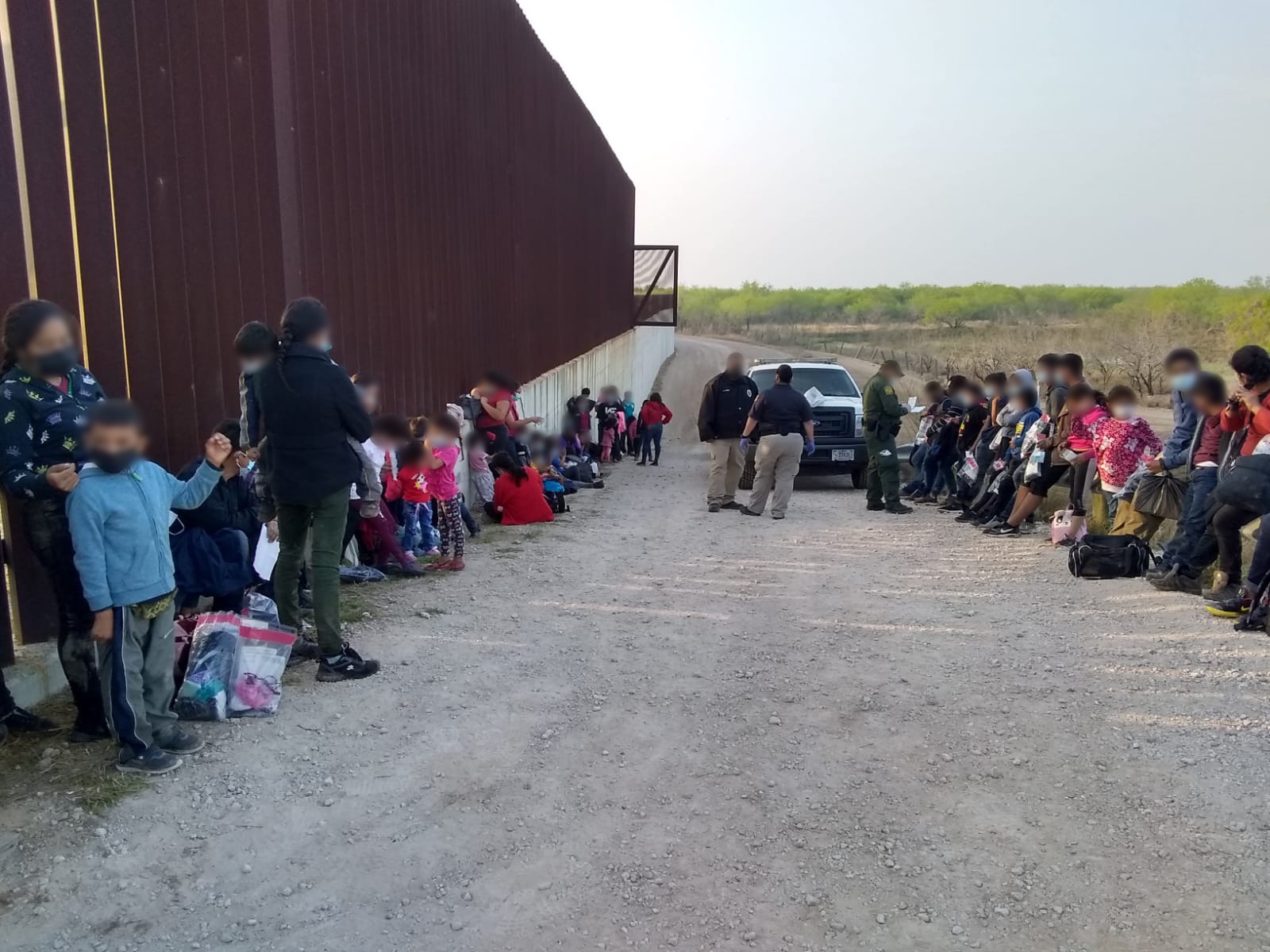 Guardias fronterizos vigilan a un enorme grupo de migrantes que fueron interceptados en la recién cruzar la frontera. (Foto Prensa Libre: Hemeroteca PL)