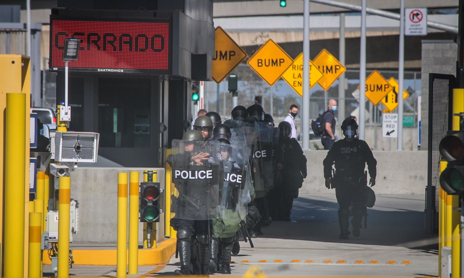 Guardias de al Patrulla Fronteriza vigilan el cruce fronterizo en Tijuana, luego de una protesta de migrantes. EE. UU. teme una ola migratoria sin precedentes. (Foto Prensa Libre: EFE) 